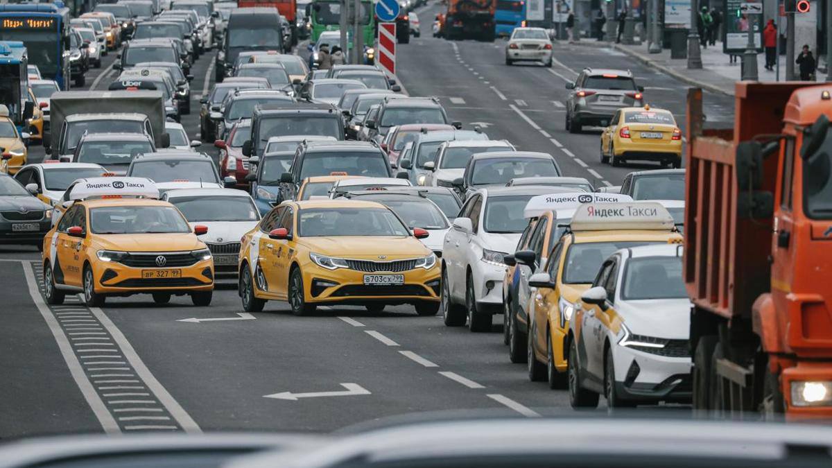 Первичный перечень автомобилей которые могут быть использованы для работы в такси в России в рамках локализации будет включать машины марок Lada Москвич УАЗ Sollers Evolute Voyah сообщает Минпромторг передает РИА Новости Под критерии разработчиков законопроекта попадают более 20 моделей от шести российских брендов говорится в сообщении В мае Владимир Путин подписал закон о требованиях к уровню локализации такси по которому автомобиль будут включать в реестр такси только при выполнении одного из двух условий Например при соответствии определенному числу баллов локализации В силу документ вступит с 1 марта 2026 года Следить за новостями РБК в Telegram