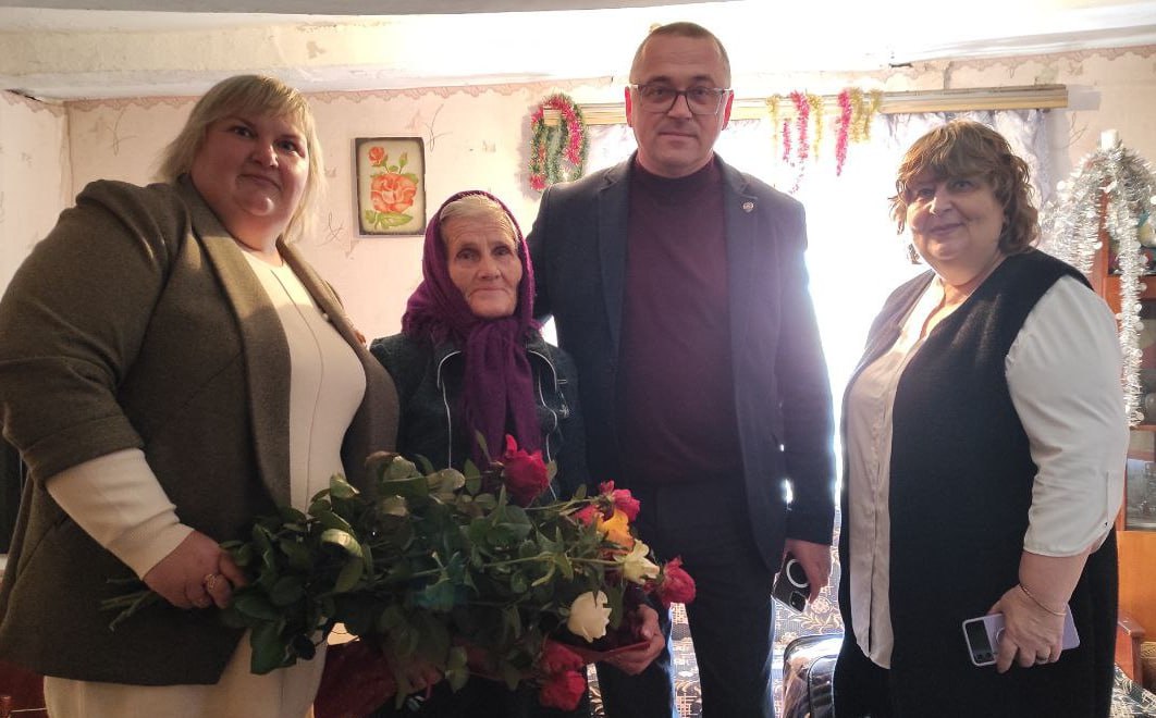 В Чаплинском муниципальном округе поздравили заслуженного ветерана труда Сегодня свой день рождение отмечает жительница села Преображенка Валентина Ивановна Янковская ей исполнилось 90 лет Валентина Ивановна работала в полевой бригаде местного колхоза была ударником труда и неоднократно награждалась грамотами Воспитала двух детей Заместитель главы Чаплинского муниципального округа Денис Кузенкин вместе с начальником Чаплинского ТО Натальей Беделевой и главным специалистом Оксаной Непомнющей поздравили именинницу вручив подарки и пожелав здоровья бодрости духа и благополучия в семье