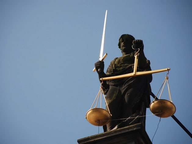 Суд оставил руководителя нижегородского бетонного завода под стражей Суд апелляционной инстанции отказал адвокату Штокмана М О в жалобе на арест его подзащитного обвиняемого в посредничестве при получении взятки ч 4 ст 291 1 УК РФ О задержании Михаила Штокмана брата бывшего первого заместителя главы администрации Нижнего Новгорода Ильи Штокмана стало известно в середине декабря 2025 г Дело объединено в одно производство с делом о превышении полномочий и получении взятки возбужденным в отношении человека с такой же фамилией в сентябре уточняется в материале Ъ Приволжье Защита обвиняемого просила заменить ему меру пресечения на домашний арест залог и запрет определенных действий но Мосгорсуд заявление не удовлетворил Деловой квартал НН