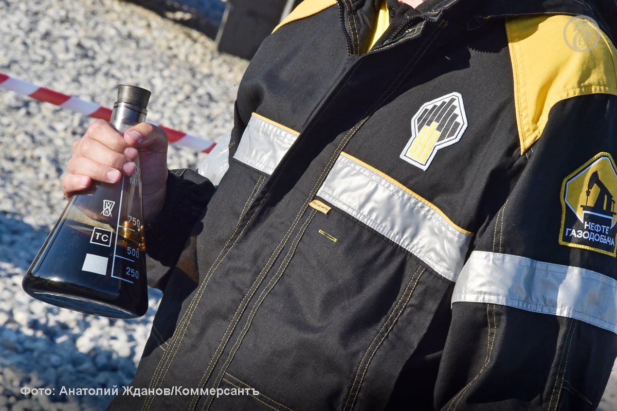 Глава Роснефти Игорь Сечин обратился к президенту Владимиру Путину с предложениями по поддержанию стабильности на внутреннем топливном рынке В документе который есть в распоряжении Ъ господин Сечин выступает против предложений правительства компенсировать дефицит топлива за счет снижения требований к качеству и стимулирования выпуска продукции мини НПЗ Взамен он предлагает ряд инициатив среди которых создание системы мониторинга товарного дефицита проведение аудита производителей некондиционного топлива введение для владельцев АЗС обязательства содержать месячный запас нефтепродуктов Ъузнал