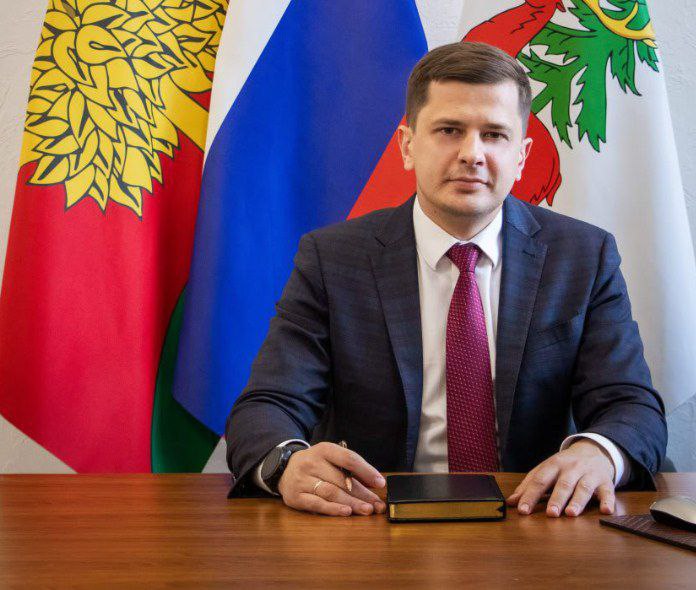 В Ельце новый глава. Им стал Вячеслав Жабин. На сессии местного Совета депутатов кандидаты представили свои идеи по развитию города. После чего депутаты единогласно поддержали Вячеслава, который сейчас исполняет обязанности мэра. Новый глава города родился в 1994 году в Пятигорске. Он закончил местный лингвистический университет, а потом магистратуру в МГИМО, где учился на факультете управления и политики. Женат и воспитывает сына. Надеемся, несмотря на молодость, он справится с новой должностью.
