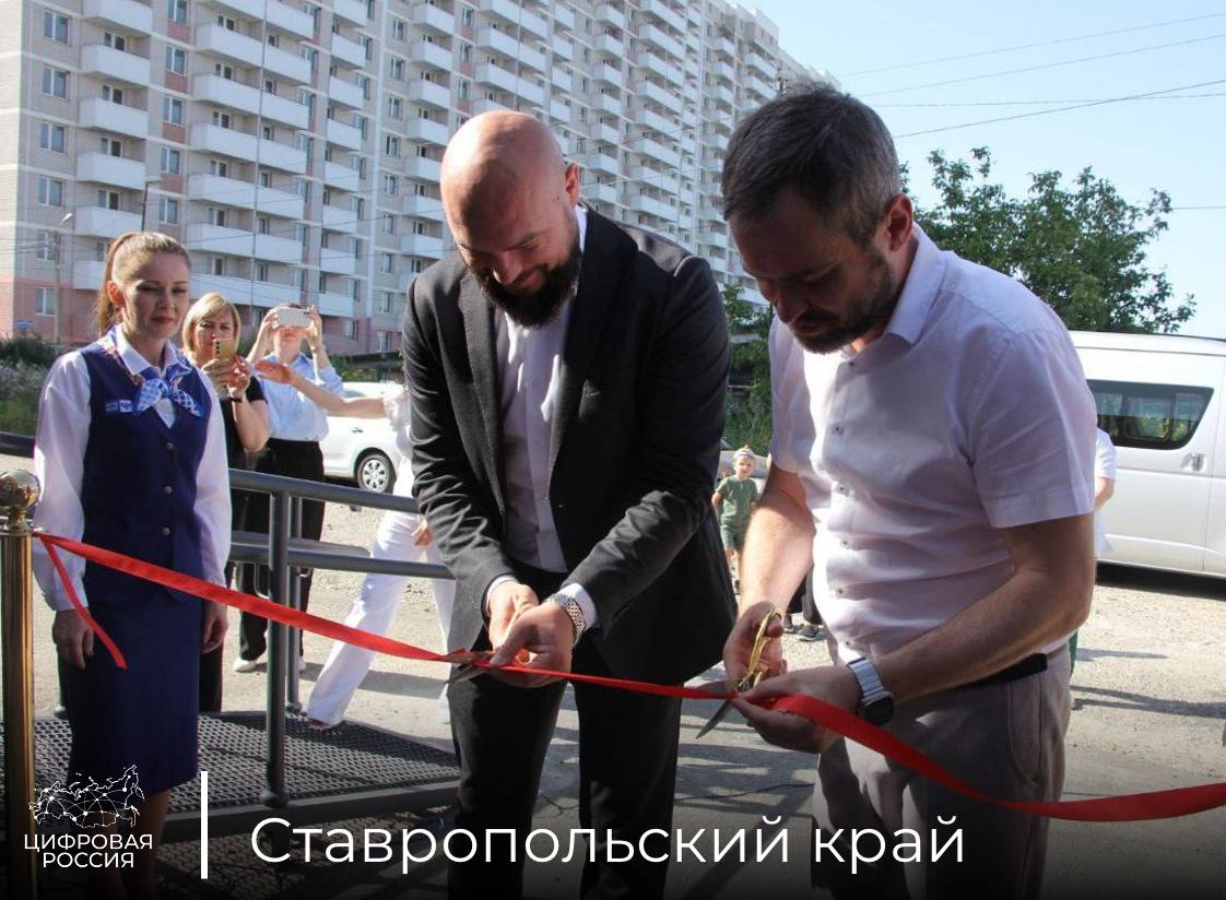 «Цифровая Россия» провела серию выездных мероприятий в преддверии Дня российской почты «Цифровая Россия» организовала серию выездных мероприятий в регионах страны, приуроченных ко Дню почты. Координаторы проекта и председатели общественных советов посетили модернизированные отделения почтовой связи, провели встречи с сотрудниками Управлений федеральной почтовой связи и вручили благодарственные письма отличившимся работникам. 1 В Пермском крае представители проекта посетили отделение почтовой связи в селе Уральское Чайковского городского округа, которое было модернизировано в октябре 2024 года. Сегодня жители села могут получать современные почтовые и финансовые услуги в комфортных условиях. Отделение выполняет важную социальную функцию – здесь можно оплатить коммунальные услуги, получить пенсию, приобрести товары первой необходимости, а также воспользоваться услугами «Уголка здоровья». 2 В Ямало-Ненецком автономном округе региональный координатор партийного проекта «Цифровая Россия» Алексей Колпаков провел торжественное мероприятие в Управлении федеральной почтовой связи округа, где вручил благодарственные письма отличившимся сотрудникам. Ваш труд – это настоящее призвание, которое требует ответственности, внимательности и самоотдачи, – подчеркнул Алексей Колпаков. В рамках мероприятия также были подведены итоги модернизации почтовой инфраструктуры в селах Харсаим, Ратта, Новый Порт, Антипаюта, Лопхари, Кутопьюган и Питляр. 3 В Ставропольском крае открылось новое почтовое отделение. Объект социальной инфраструктуры появился в столице региона. В зоне обслуживания ОПС №355030 – порядка 10 тысяч человек. Современный офис оснащен кондиционерами, видеокамерами, полностью адаптирован для маломобильных групп населения. Минпром и Почта продолжают активно взаимодействовать и развивать почтовую сеть в регионе, открывать новые точки и модернизировать существующие, – отметил региональный координатор партпроекта Виталий Шевченко.