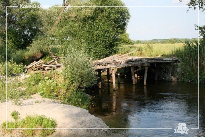 В Коми два села оказались отрезаны от райцентра из за обрушения моста Прокуратура начала проверку Прокуратура начала проверку после обрушения моста в Коми который соединял поселок Седкыркещ с селами Озел и Сейты без транспортного сообщения остались около 200 человек В селах нет магазинов а школьники учатся в райцентре Мост и дорога через него находятся на балансе у Рослесхоза Из за этого муниципальные и региональные ведомства не могут заниматься их состоянием вовремя делать ремонт и починить в случае поломки Прокуратура должна проверить федеральных чиновников на предмет исполнения обязанностей и установить из за чего мост обрушился Региональные власти организовали для жителей прием граждан Как именно будут проходить приемы учитывая что единственная дорога до сел сейчас недоступна в администрации главы Коми Ростислава Гольдшейна не уточнили Мост обрушился 22 сентября полностью отрезав села от районного центра Глава региона Ростислав Гольдштейн поручил срочно восстановить сообщение Фото издания КомиОнлайн Коми