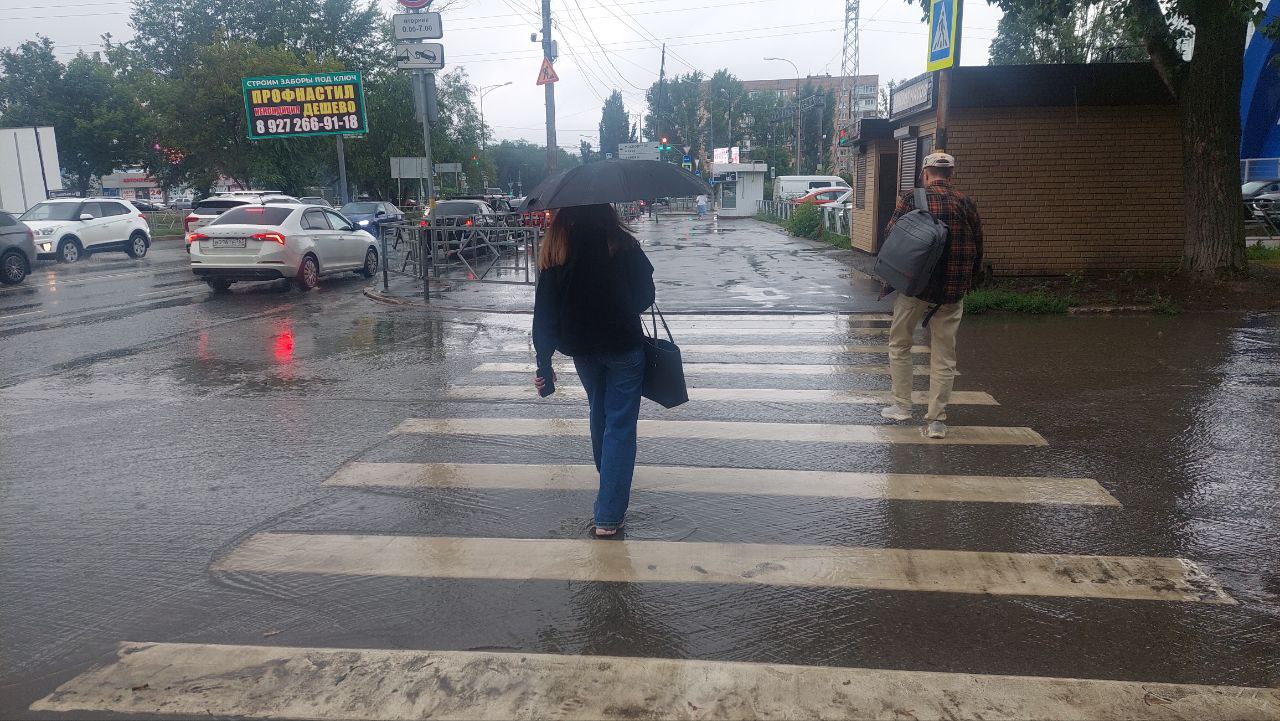 Самарцы пожаловались на затопленный канализационными стоками перекресток. Ручей течет по улице Революционной в сторону Московского шоссе. "Стоит невыносимая вонь. В районе между улицами Дыбенко и Гаражной произошёл порыв канализации. Пешеходам невозможно перейти дорогу", - сообщают очевидцы. Проект ГТРК «Самара» «Жалобная книга». Свои обращения вы можете оставлять в личных сообщениях ГТРК «Самара» в социальной сети ВКонтакте и «Гостевой книге» сайта компании. : ГТРК Самара