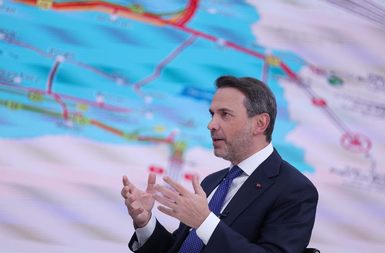 Турция планирует начать добычу сланцевой нефти Министр энергетики и природных ресурсов Турции Альпарслан Байрактар сообщил что в Диярбакыре запланировано начало работ по добыче нефти Это часть стремления страны развивать добычу энергоносителей для удовлетворения растущего спроса По словам Байрактара такой же метод планируется применить для разведки природного газа в Тракии Ожидается что спрос на энергию в Турции утроится в ближайшие 30 лет что требует постоянных усилий по обеспечению поставок и разведке нефти и газа Добыча сланцевой нефти в Диярбакыре предполагает также сотрудничество с американской компанией Continental Resources договор с которой был подписан в марте 2025 года Оценки показывают потенциал около 6 1 миллиарда баррелей нефти что поможет значительно снизить зависимость страны от импорта