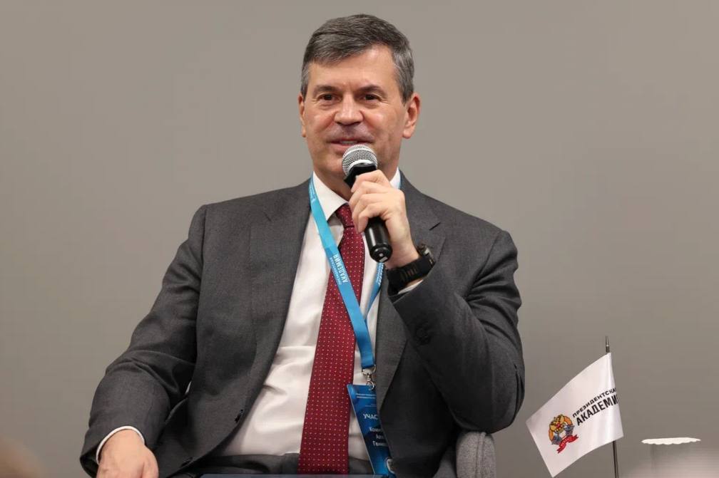 Мы стали первыми среди российских вузов в новом рейтинге RAEX по направлению Государственное и муниципальное управление Аналитический отчет был представлен на сегодняшней конференции Наука для государственного управления в России Возглавили рейтинг мы с большим отрывом По словам директора агентства РАЭКС Аналитика Дмитрия Гришанкова новым компонентом и основой рейтинга являются данные о выпускниках работающих сегодня в федеральных и региональных органах власти Такой подход позволяет оценить реальный вклад вузов в подготовку государственных служащих Для нас первое место в рейтинге подтверждение того что Академия является главным центром подготовки управленческих кадров страны Сегодня каждый пятый руководитель федерального органа исполнительной власти получил образование в стенах Академии Спасибо всей большой команде за очередное подтверждение нашего профессионализма Подписывайтесь на меня в MAX