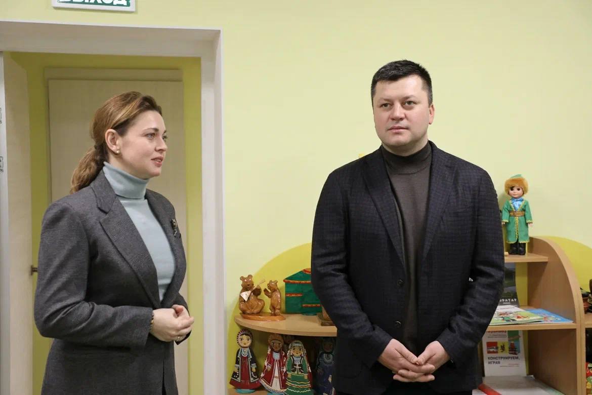 Мавлиев занял третье место в рейтинге мэров по итогам 2025 году Сити менеджер Уфы Ратмир Мавлиев занял третье место в Национальном рейтинге мэров за 2025 год подготовленном Центром информационных коммуникаций Рейтинг совместно с Финансовым университетом при Правительстве РФ Глава администрации Уфы сумел обойти мэра Казани Ильсура Метшина и Санкт Петербурга Александра Беглова На первом месте расположился мэр Грозного Хас Магомед Кадыров а на втором мэр Москвы Сергей Собянин На протяжении всего рассматриваемого периода эксперты отмечали рациональную работу градоначальника в различных в том числе неблагоприятных обстоятельствах Гораздо чаще фамилия мэра упоминалась экспертами в связи с однозначно позитивными ситуациями отмечают эксперты Обратная связь Подписаться Подписаться в Max