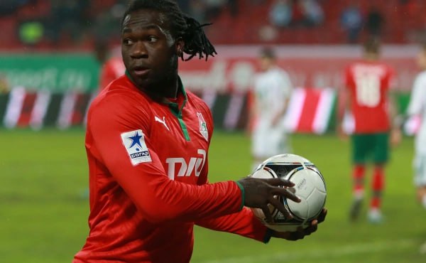 Экс игрок Локомотива завершит карьеру из за убийства одноклубника Бывший нападающий московского Локомотива Фелипе Кайседо объявил о намерении завершить профессиональную карьеру после трагической гибели своего одноклубника по эквадорской Барселоне Марио Пинейды Об этом сообщает издание Sportmediaset Скорее всего я завершу карьеру Я не намерен продолжать Смерть Марио Пинейды глубоко потрясла меня и я больше ничего не хочу знать о футболе заявил Кайседо Игрока Барселоны Гуаякиль Пинейду и его жену застрелили 18 декабря на выходе из магазина в Гуаякиле Эквадор За свою карьеру Кайседо выступал за множество европейских клубов включая Манчестер Сити Интер Лацио и московский Локомотив За российскую команду он играл с 2011 по 2014 год проведя 52 матча и забив 11 голов Global Look Press Подписаться на РБК Спорт