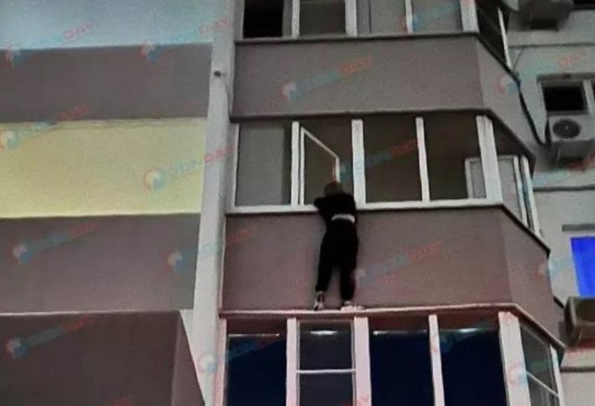 На Суворовском девушка чуть не сорвалась с балкона квартиры на третьем этаже Прохожие вызвали на место спасателей. Инцидент произошел в ночь с 1 на 2 июня на улице Белоусова, 6. Прохожие заметили девушку на балконе третьего этажа, которая просила о помощи. Очевидцы позвонили в Службу 112. Однако прибывшие медики не смогли попасть в квартиру из-за запертой двери. После этого на место приехали спасатели и полиция, которым удалось взломать дверь и затащить ростовчанку обратно в квартиру. Сообщается, что девушку доставили в больницу. Работа Авто Глэмпинг Медицина