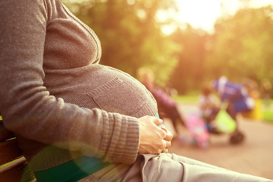 Мужчины, родившиеся летом, страдают депрессией чаще других  Специалисты из Политехнического университета Квантлена опросили взрослых людей по всему миру. Участники заполнили анкеты на уровень тревожности и депрессии. Результат оказался неожиданным: среди мужчин, родившихся летом, депрессивные симптомы встречались значительно чаще, чем среди тех, кто родился в другое время года. У женщин такой зависимости выявить не удалось.   Возможная причина — особые условия внутриутробного развития: палящее солнце, высокие температуры и так далее.     Гуд Афтенун   Новости