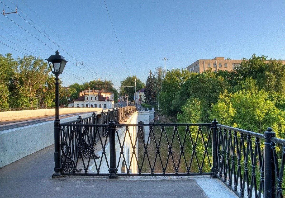 Ремонт Каменного моста ожидается в следующем году  Построил визитную карточку Калуги еще первый губернский архитектор Петр Никитин в 18 веке. Последний ремонт объекта культурного наследия был в 2010-м году. По мнению специалистов, виадук стоит надежно. Но жители считают, что он все же требует внимания ремонтников.    Мост ждет дополнительное обследование, но уже сейчас известно чем займутся реставраторы в 2026 году:  Реализация системы водоотведения,  Восстановление кирпичной кладки и штукатурки,  Ремонт элементов карниза.  «Каменный мост — жемчужина областной столицы. Важный объект городской инфраструктуры. Место притяжения туристов»,  — считает Владислав Шапша.     Прислать новость     Заказать рекламу