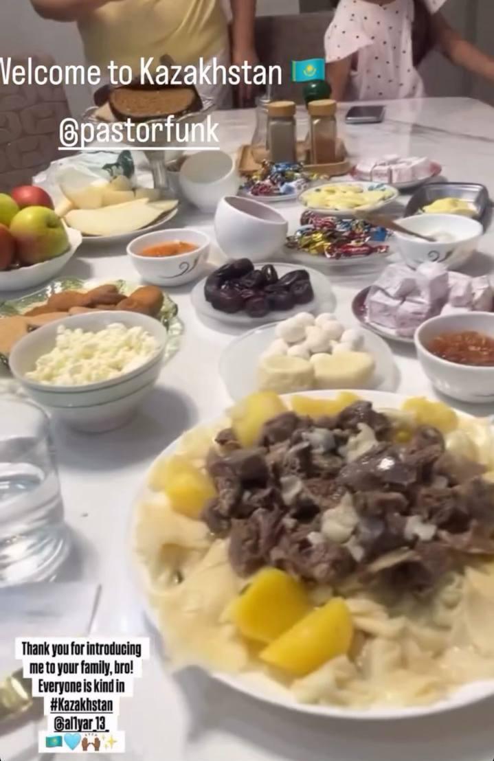 Басист Дженнифер Лопес Брэндон Браун во время гастролей в Алматы подружился с местным подростком на баскетбольной площадке. Мальчик пригласил его в гости ― там музыканта накормили бешбармаком, баурсаками и завернули еще кучу угощений с собой. Браун сыграл за ужином на гитаре и подарил тете мальчика, фанатке Джей Ло, VIP-билет на концерт. Больше новостей — в Daily News