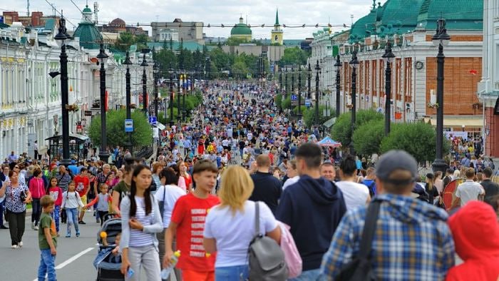 Омичам предложили решить судьбу Пешеходного Любинского Сегодня 25 августа губернатор Омской области Виталий Хоценко опубликовал обращение в своем телеграм канале касающееся дальнейшей судьбы проекта Пешеходный Любинский Глава региона сообщил что активисты предлагают продлить работу проекта до конца сентября Есть инициативы от молодежных организаций в социальных сетях о продлении данного проекта до конца сентября пока еще стоит теплая погода сказал Хоценко К сообщению прилагается опрос где жителям предлагается самостоятельно определить будущее Пешеходного Любинского На данный момент в голосовании приняли участие свыше тысячи омичей С огромным отрывом идет мнение о продлении проекта Голосование закончится сегодня в 22 часа по омскому времени