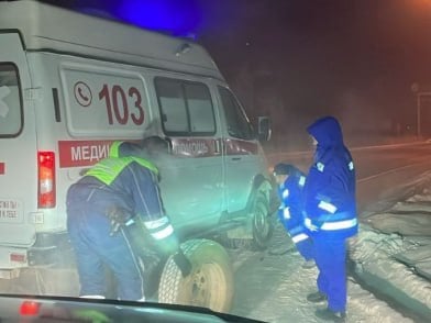 В Якутии сотрудники Госавтоинспекции оказали помощь водителю «Скорой помощи»  Вечером 3 января инспекторы ДПС отдела МВД России по Мегино-Кангаласскому району лейтенанты полиции Семен Петухов и Роберт Егоров обеспечивали безопасность дорожного движения на федеральной автодороге «Лена». Во время патрулирования на окраине посёлка Нижний Бестях внимание полицейских привлёк стоявший на обочине автомобиль «Скорой помощи» с включенным аварийным сигналом.  Остановившись, инспекторы выяснили, что у водителя «Скорой» на обратном пути с вызова из села Павловск из-за экстремально низких температур лопнуло колесо автомашины. Мужчина попросил стражей порядка привезти запасное колесо из гаража медучреждения. Сотрудники Госавтоинспекции оказали содействие, привезли «запаску» и помогли заменить.  Пресс-служба МВД по Республике Саха  Якутия :  - Сотрудники Госавтоинспекции ежедневно патрулируют автодороги республики, обеспечивают безопасность дорожного движения и оказывают помощь автомобилистам, попавшим в сложные ситуации на дорогах. В случае возникновения чрезвычайной ситуации на дорогах республики, необходимо в максимально короткие сроки сообщить о случившемся по единому номеру вызова экстренных оперативных служб – набрать номер 112.  Подписывайтесь