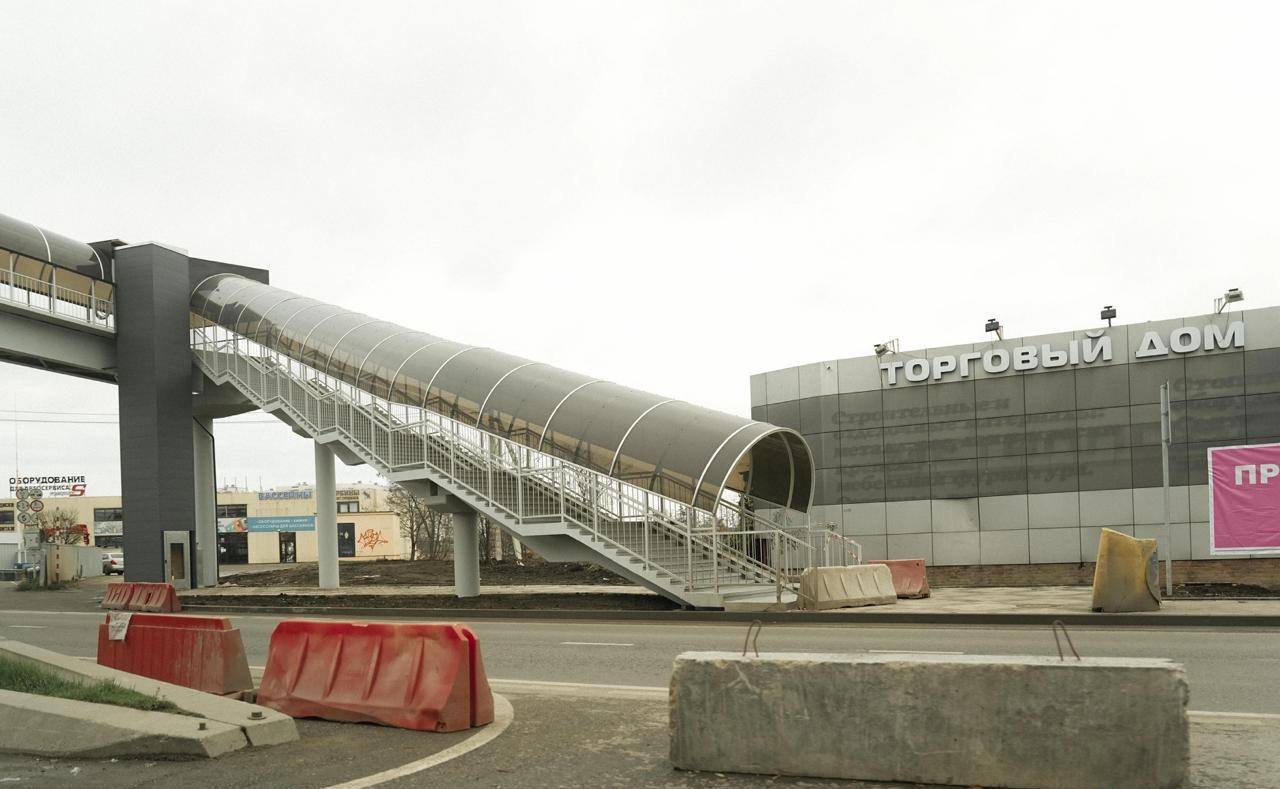 В Краснодаре наконец то завершено строительство надземного пешеходного перехода на улице Уральской Новый объект стоимостью 150 млн рублей связал Новознаменский и Комсомольский микрорайоны города