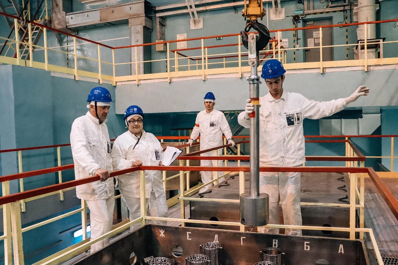 Нововоронежская АЭС стала пилотной площадкой для загрузки инновационного ядерного топлива 8 июня энергоблок №6 Нововоронежской АЭС вышел на 100% мощности после планового ремонта, завершив работы на три дня раньше – за 32 дня вместо 35. Это позволит дополнительно выработать энергии, достаточной для питания 290 тыс. квартир с четырьмя жильцами в течение месяца. Блок №6 стал пилотной площадкой для ГК «Росатом». Во время ремонта была загружена новая партия ядерного топлива ТВС-5 – тепловыделяющая сборка пятого поколения, произведенная на Новосибирском заводе химконцентратов ПАО «НЗХК», предприятие Топливного дивизиона «Росатома» . «Нововоронежская АЭС в очередной раз подтверждает статус площадки передовых технологий. Загрузка топлива пятого поколения в реактор ВВЭР-1200 энергоблока №6 – важный этап в развитии замкнутого топливного цикла. Конструктивные особенности ТВС-5 позволяют осуществить фабрикацию кассет ВВЭР-1200 в полностью автоматизированном режиме. Исключая человеческий фактор. Мы открываем новые возможности для всей отрасли», – отметил директор атомной станции Владимир Поваров. Старший вице-президент по научно-технической деятельности АО «ТВЭЛ» Александр Угрюмов поделился, что эксплуатация ТВС-5 на Нововоронежской АЭС – это важный этап развития ядерной энергетики: «Одна из задач замыкания ядерного топливного цикла при формировании двухкомпонентной ядерной энергетической системы – это внедрение топлива из регенерированных ядерных материалов, в том числе для классических реакторов на тепловых нейтронах. Решение этой задачи требует создания промышленного производства, которое должно быть полностью автоматизированным, как это происходит при фабрикации топлива для «быстрых» реакторов. Начало эксплуатация ТВС-5 на Нововоронежской АЭС – это необходимый шаг по обоснованию производства такой конструкции в промышленном масштабе. Это важная веха, достигнутая совместными усилиями специалистов Топливного, Энергетического и Машиностроительного дивизионов «Росатома». Подписывайся на «Площадь»