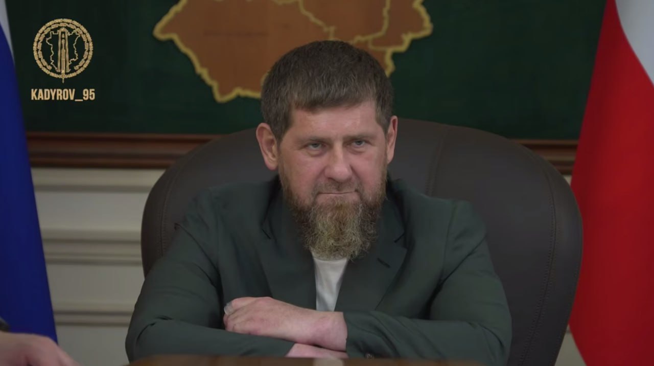 «Не дождётесь»: Рамзан Кадыров снова опроверг «дешёвые» слухи о своей болезни и якобы предсмертном состоянии Он также объяснил, почему не проводит много совещаний. «Обращаюсь к тем, кто пишет дешёвые вещи: “Мы живы! Наша идеология – это путь нашего первого президента, и мы ни на секунду не сворачивали с этого пути. Если система хорошо поставлена, нет необходимости проводить каждый день совещания. Достаточно позвать к себе или позвонить, чтобы дать любое поручение – вот такая у нас система”. По их мнению, если человек не идёт на совещание, то он сразу при смерти или уже умер. Не дождётесь!» – заявил чеченский лидер на совещании с членами парламента, где обсуждалась социально-экономическая ситуация в республике. Ранее Рамзану Кадырову приписывали некроз поджелудочной железы, отказ почек, застой жидкости в лёгких и другие недуги. Однако, судя по видео с прогулок и тренировок в спортзале, глава Чечни – в добром здравии. Кроме того, он неоднократно развеивал фейки о том, что тяжело болен. «ВКонтакте» и в «Одноклассниках», чтобы быть в курсе самых интересных новостей Кавказа. -канал АиФ – Северный Кавказ