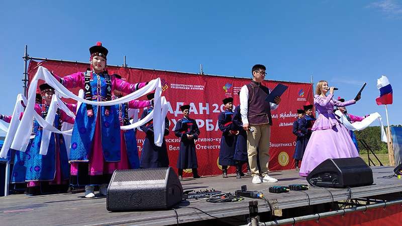 В Бурятии подвели итоги спортивно-культурного праздника Наадан-Сурхарбан, пишет Восток-Телеинформ. После двух дней напряженной борьбы лидерами общекомандного зачёта стали: 1 место – Закаменский район, 2 место – Иволгинский район, 3 место – Кижингинский район. Чемпионом по бухэ-барилдан стал Ринчин Санжеев из Закаменского раойна. Победитель "hээр шаалган" Буда Бадмаев из Кяхтинского района, а Сандан Бадмаев из Закаменского района - абсолютный чемпион по стрельбе из лука по сура, сообщило минспорта Бурятии. Фото из открытых источников.