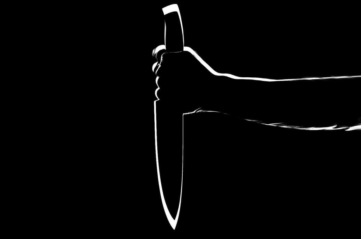 "Убью": сахалинец под наркотиками угрожал полицейскому ножом, кинул в него бутылку, а затем пнул Сахалинцу вынесли приговор за применение насилия в отношении правоохранителя. В Анивском районном суде рассказали о подробностях уголовного дела. Выяснилось, что утром 12 июня прошлого года 35-летний анивчанин после приема алкоголя и наркотических средств проявил агрессию к представителю правоохранительных органов. Он надвигался на полицейского, размахивая ножом, и кричал "убью". “Требование бросить холодное оружие дебошир игнорировал, а потом бросил в оппонента пустую бутылку, попав по ноге. После этого, в момент задержания он трижды пнул правоохранителя необутыми ногами", - рассказали детали дела в суде. На заседании обвиняемый полностью признал свою вину. Суд признал его виновным и назначил ему наказание - 3 года условно с испытательным сроком 2 года. Приговор вступил в законную силу.