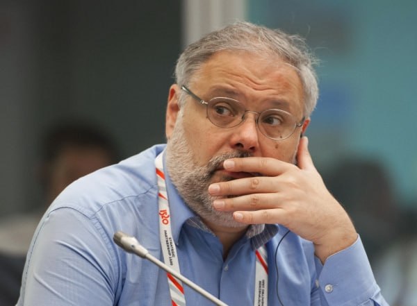 Михаил Хазин назвал способ обеспечить экономический рост в РФ до 15% в год Страна уже переживала подобный подъём в начале 2000-х годов и может повторить успех при правильной стратегии. Для этого необходимо опираться на принципы, заложенные бывшим главой Центробанка Виктором Геращенко. Таким мнением экономист поделился в эфире радиостанции «Говорит Москва». В 1999–2002 году в результате гениальной политики Геращенко мы вышли из экономического спада в экономический рост, который достигал 12–15% в год. В нынешней ситуации при правильной, адаптированной политике Геращенко мы можем выйти на 12–15% роста и держать его 20–25 лет. Вот это реальная задача, которую мы можем решить. Ну да, у нас будет происходить частая смена председателей Центробанка — грубо говоря, за 5 лет придётся сменить три-четыре человека. Судьба тех, которые уйдут, скорее всего, будет печальна.