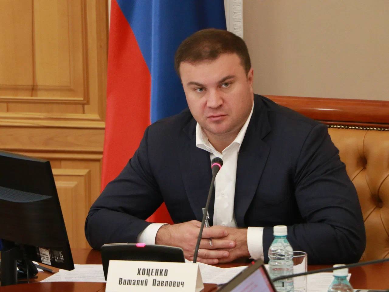 По поручению Виталия Хоценко в регионе реализуется проект по обеспечению жильём детей сирот через инвестирование в строительство многоквартирного дома высокой степени готовности Такой формат обеспечения жильём стал новым успешным инструментом в работе региона Региональный жилищный центр выполняя поручение Губернатора Виталия Хоценко выстраивает работу с надёжными подрядчиками отдавая приоритет домам уже подключённым ко всем инженерным коммуникациям Подобранные объекты позволяют предоставлять сиротам современные и комфортные условия проживания Новостройка на улице Чередовой в Омске в которую были направлены государственные инвестиции полностью введена в эксплуатацию В ней уже началась передача квартир льготным категориям включая участников СВО из числа детей сирот Первые семь семей получили ключи Всего в пятиэтажном доме приобретено 17 жилых помещений из 70 Квартиры студии площадью не менее 33 квадратных метров передаются с качественным ремонтом установленной сантехникой и бытовыми электроприборами Позитивный опыт инвестирования будет расширен В следующем году планируется заключение аналогичных контрактов с несколькими застройщиками сразу в Омске Таре Калачинске Таврическом Полтавском и других районах Параллельно в регионе действуют и другие способы обеспечения жильём детей сирот приобретение квартир за государственный счёт жилищные сертификаты и свидетельства Планируется что до конца года жильём будет обеспечено 594 сироты Работа по выполнению задач в этой сфере находится под особым вниманием полномочного представителя Президента РФ в Сибирском федеральном округе Анатолия Серышева МЫ В МАХ