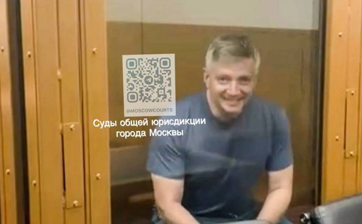«Ъ»: СКР завершил расследование уголовного дела бывшего главы столичного департамента культуры Александра Кибовского Его обвиняют в получении откатов при заключении госконтрактов. В окончательной редакции следствие инкриминировало господину Кибовскому семь эпизодов получения взяток на общую сумму 114,5 млн руб., а также попытку получить еще одну в размере 19,7 млн руб. Свою вину экс-чиновник и двое его предполагаемых сообщников не признали.