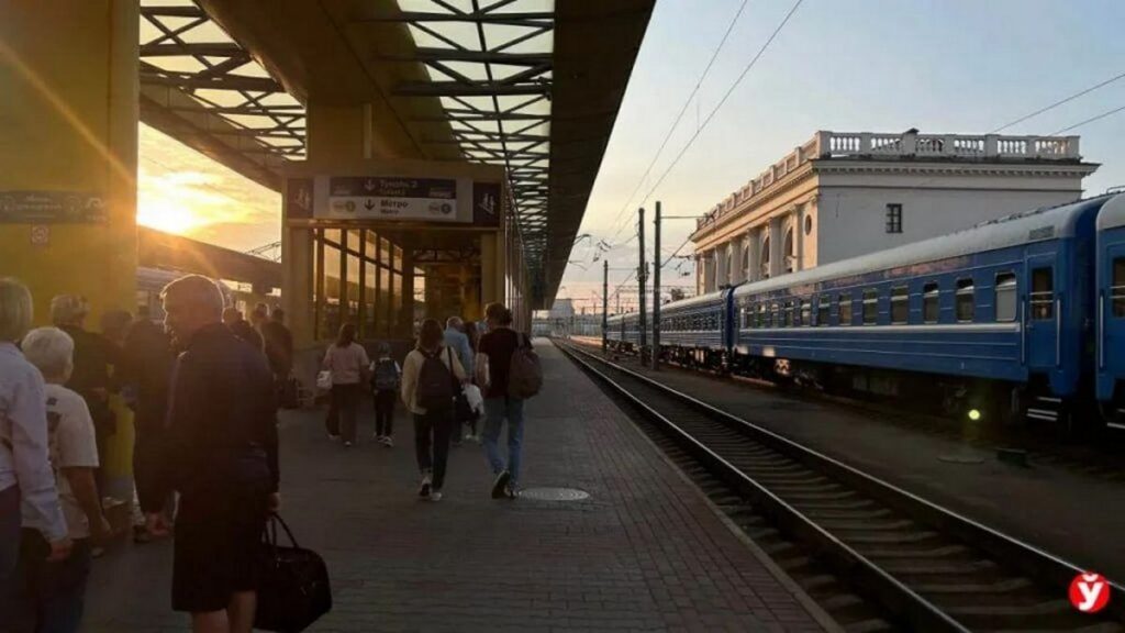 Некоторые поезда на участке Минск-Барановичи-Брест будут ходить по новому маршруту с 21 по 30 мая Изменения затронут поезда международных, межрегиональных и региональных линий из-за планового ремонта. Расписание можно найти тут #траснпорт Подпишись — Минская правда MLYN.by
