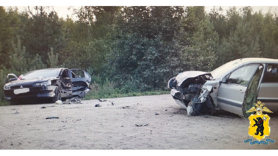На трассе Углич — Ростов в Борисоглебском районе столкнулись Mitsubishi и Ford. В результате аварии погиб 71-летний водитель Ford, пассажир Mitsubishi госпитализирован. Полиция выясняет обстоятельства ДТП.  Фото: УМВД по Ярославской области  Еще больше новостей — в Telegram-канале «Ъ-Ярославль»