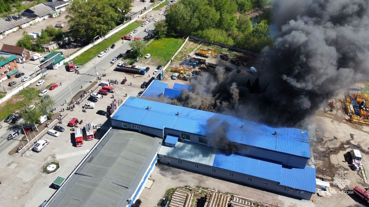 Площадь пожара в мебельном складе в Уфе увеличилась в 13 раз Огонь перешел на кровлю четырехэтажного здания. Площадь пожара возросла с 30 кв.м до 400 кв.м. Об этом сообщает МЧС по Башкирии. По данным ведомства, на месте наблюдается сильное задымление. На месте работают 65 спасателей, к тушению привлечены 20 единиц техники. Отметим, из здания эвакуировались 40 человек.