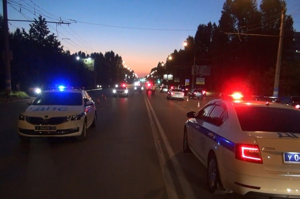 Сотрудники Госавтоинспекции Ульяновской области в период майских праздничных дней несут службу в усиленном режиме Автоинспекторы ориентированы на выявление и пресечение грубых нарушений ПДД РФ, прежде всего – нетрезвого вождения. Учитывая большое количество выходных дней, автолюбители массово выезжают к местам отдыха, в пригородные зоны, многие совершают поездки в другие города и населенные пункты. В этой связи Госавтоинспекция напоминает о необходимости соблюдения Правил дорожного движения и мер безопасности, а также об обязательном использовании детских удерживающих устройств, при перевозке детей в салоне автомобиля. Важно помнить, что превышение скоростного режима, рискованные маневры и выезды на полосы встречного движения могут привести к трагическим и необратимым последствиям.