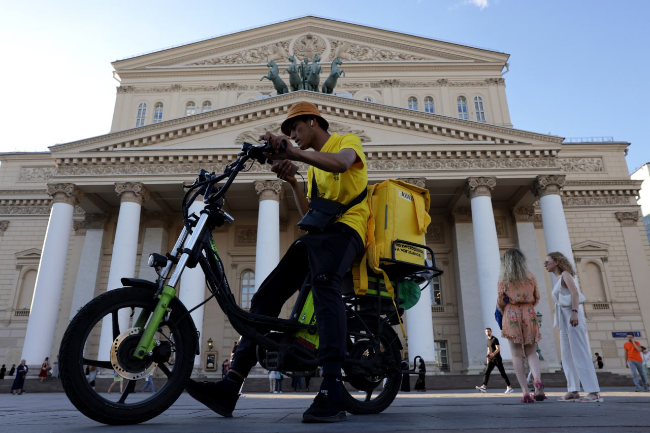 Мигрантам запретят работать продавцами и курьерами в Ростовской области С 1 апреля это коснется иностранцев с трудовыми патентами Новые правила не затронут граждан Белоруссии Казахстана Армении и Киргизии Ростовская область не единственная кто вводит такие ограничения запреты уже действуют в Крыму Петербурге и Курской области Теперь очередь за другими регионами С 1 марта мигрантов также не будут допускать к производству драгметаллов и к работе в почтовой связи   Подпишитесь на Абзац TG VK Дзен MAX Rutube