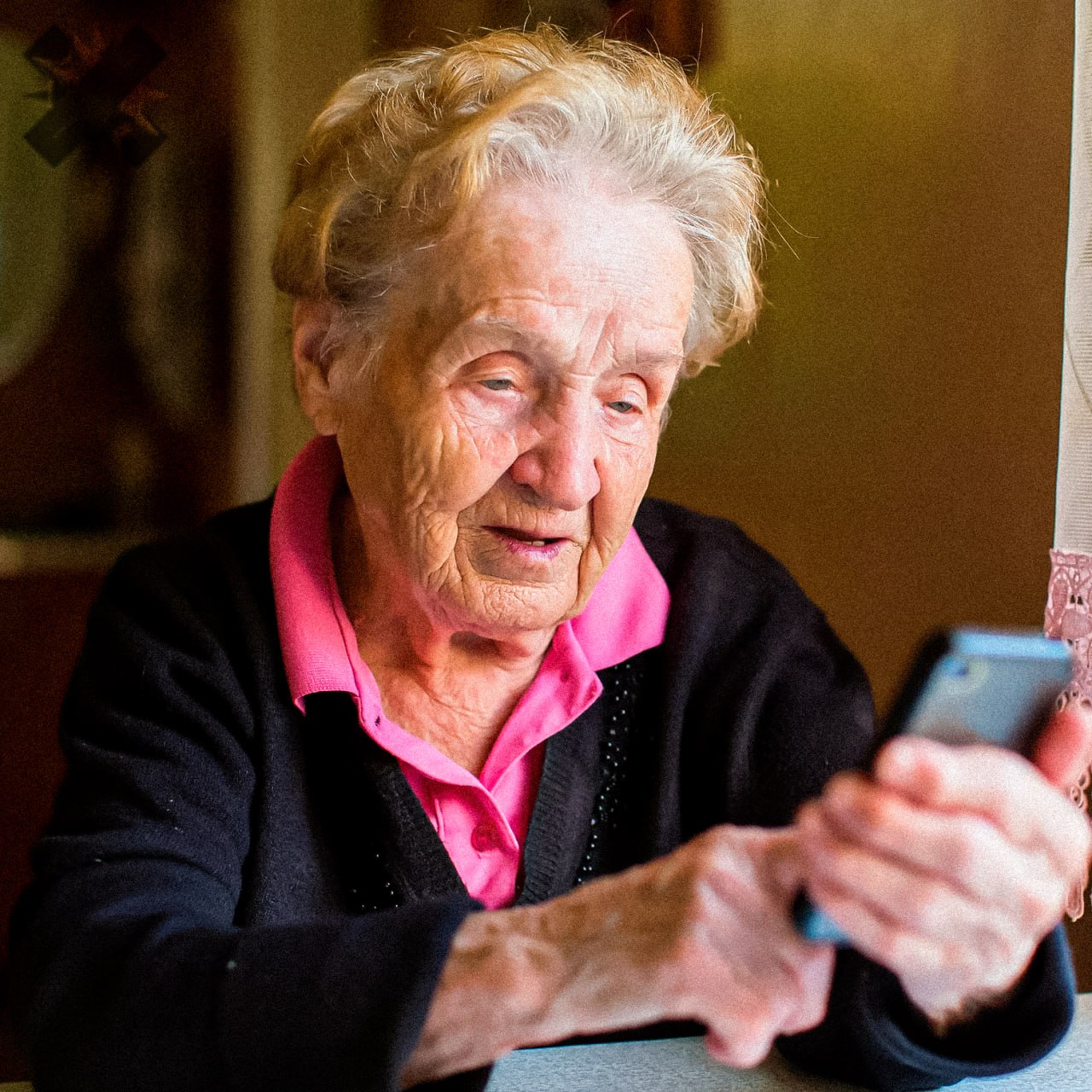 Игнорировать бабушкины открытки опасно Психологи напоминают когда мы молчим в ответ на поздравления мозг пожилых людей воспринимает это как социальное отторжение Итог простой усиливается апатия появляется чувство отчуждения снижаются когнитивные функции и в целом страдает здоровье Так что не ленимся и отвечаем даже если бабуля снова поздравила с днём цемента ей это важно   позвоню бабуле прямо сейчас ну не могу я на эти открытки реагировать НМШ