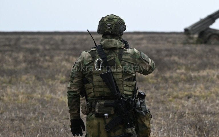 В Краснодаре начальник военного госпиталя осуждённый за взятку при оформлении выплаты раненому, ушел на СВО   В Краснодаре начальника военного госпиталя осудили за взяточничество Краснодарский гарнизонный военный суд приговорил начальника военного госпиталя Владимира Карпова к штрафу за получение взятки в размере 1 млн руб.  п.п. «б», «в» ч. 5 ст. 290 УК РФ . Как следует из материалов дела, взятка была дана через посредника для помощи в оформлении выплаты раненому ветерану СВО. Преступление совершено два года назад.  Владимир К. приговорен к штрафу в 2,5 млн руб. и запрету занимать определенные должности на два года. Однако наказание осужденный не будет исполнять, так как он добровольно отправился участвовать в спецоперации  ч. 1 ст. 80.2 УК РФ .  Ваши видео высылайте нам в бот     Подпишись поделись      Прислать  видео новость