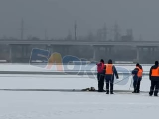 Тело утонувшего рыбака водолазы подняли со дна водохранилища: видео  13 февраля в Волгодонске произошла ужасная трагедия: на Сухо-Соленовском заливе, неподалеку от ТРЦ, утонул пожилой рыбак. Оперативно прибывший поисково-спасательный отряд и скорая помощь не смогли изменить судьбу утонувшего. Водные спасатели и водолазы, прибывшие к месту трагедии, извлекли тело рыбака. При нем были ключи от автомобиля, два телефона и водительское удостоверение. На месте работают сотрудники Следственного комитета.   ‍ Работа  Авто    Глэмпинг