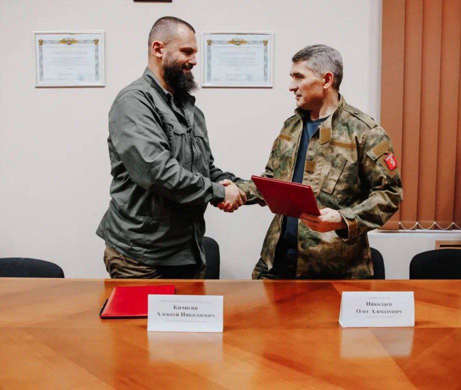 Новый этап развития: при содействии Чувашской Республики подписано соглашение о комплексной застройке территории Бердянского округа Запорожской области  Соглашение подписано между администрацией Бердянского округа и одной из крупнейших строительных компаний страны о реализации масштабного проекта комплексной застройки территории  с потенциалом строительства 1,2 млн кв. м жилья. В церемонии подписания приняли участие глава Бердянского округа Алексей Кичигин и специальный представитель Чувашской Республики в округе Олег Хуснуллин.   Проект предусматривает строительство жилых районов с развитой инфраструктурой на побережье Азовского моря для проживания порядка 30 тысяч жителей. Предусмотрены такие объекты социальной инфраструктуры, как реабилитационные центры, спортивные комплексы, ледовые арены, торгово-развлекательные центры, передовые медицинские объекты, не менее 5 детских садов, 3 школ и другие производственные объекты для трудоустройства жителей.  Новые жилые микрорайоны будут включать в себя комфортабельное жилье, в том числе для участников СВО, их семей и других категорий граждан, а также служебное и социальное жилье. Это создаст дополнительные возможности для привлечения квалифицированных специалистов и молодых семей, желающих жить и работать в экологически чистом и благоустроенном районе, а также будет способствовать социально-экономическому развитию всего побережья Азовского моря.  В настоящее время начата разработка мастер-плана развития Азовского побережья на территории Бердянского округа. Объем инвестиций в развитие коммунальной, социальной и бытовой инфраструктуры составит не менее 17 млрд рублей.  Проект будет реализован с учетом всех имеющихся государственных программ Российской Федерации в сфере комплексного развития территорий. Строительство планируется вести с применением современных стандартов энергоэффективности и экологичности, что соответствует мировым тенденциям городского планирования.  «Чувашская Республика одной из первых в стране разработала мастер-план Чебоксарской агломерации и уже приступила к его реализации. Комплексное развитие территории с использованием инструментов вовлечения граждан и бизнеса для нас абсолютный приоритет. Поэтому, когда Алексей [Кичигин] обратился с просьбой оказать содействие в аналогичной работе по побережью Азовского моря на территории Бердянского округа, мы эту инициативу поддержали. Уверен, реализация проекта станет историческим шагом в развитии не только подшефного Бердянского округа, но и всей страны в целом» , - отметил Глава Чувашии Олег Николаев.    , ОК и ВКонтакте   Полезные истории