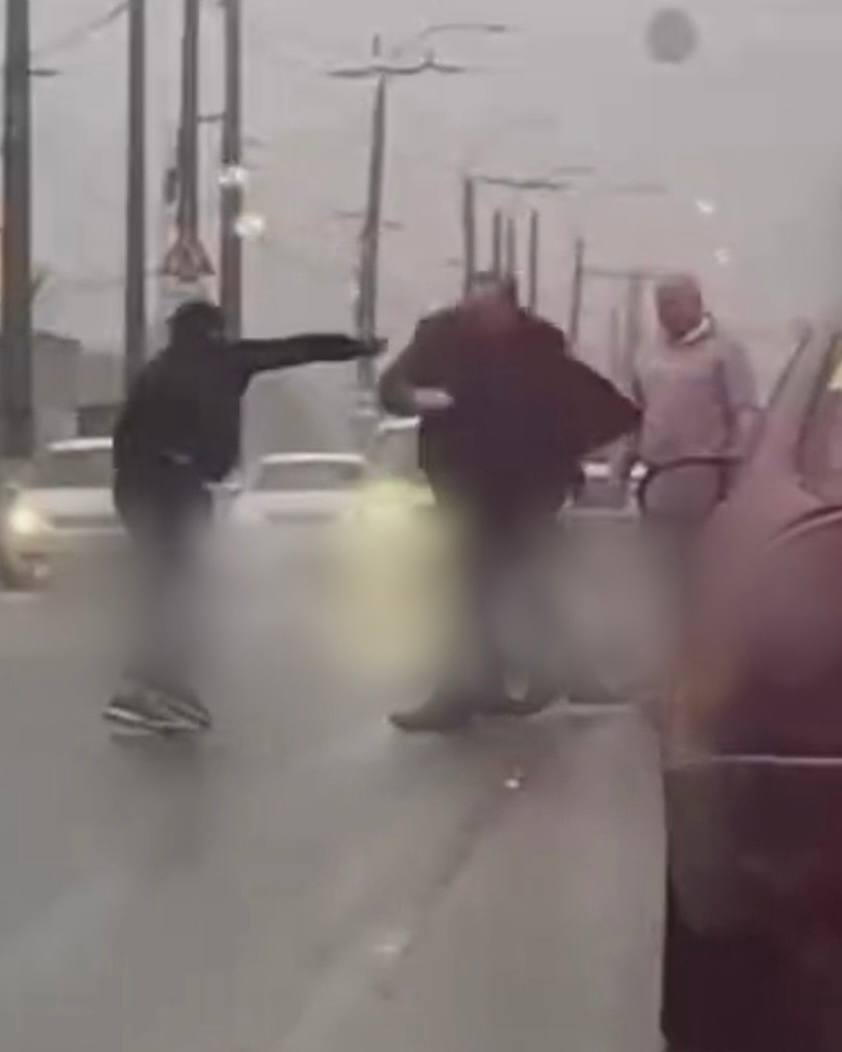 В Симферополе произошел конфликт на проезжей части Полиция установила участников инцидента Публикацию о случившемся сотрудники полиции обнаружили в ходе мониторинга социальных сетей В кратчайшие сроки участковыми уполномоченными полиции все участники конфликта были установлены сообщили в МВД Крыма По окончании проверки всем лицам будет дана правовая оценка и принято решение в соответствии с законодательством