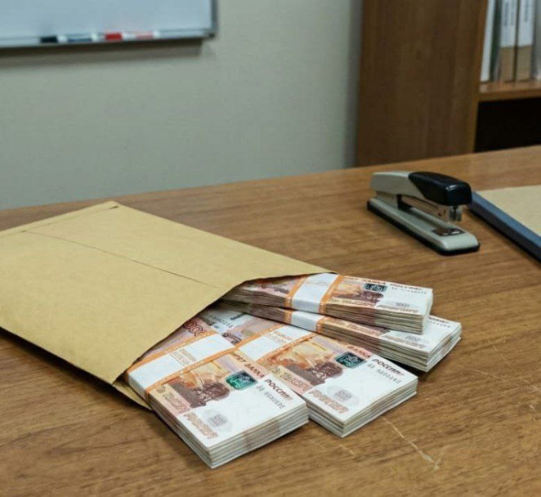 ФСБ задержала главу Департамента недропользования по ДФО во Владивостоке Сотрудники УФСБ России по Приморскому краю провели обыски в департаменте по недропользованию по Дальневосточному федеральному округу Они задержали руководителя ведомства Дмитрия Цуканова и его заместителя Артёма Невесёлого по подозрению в получении взяток за выдачу лицензий на разработку месторождений полезных ископаемых Собранные материалы подключены к проверочным мероприятиям которые могут перейти в уголовное дело о коррупции