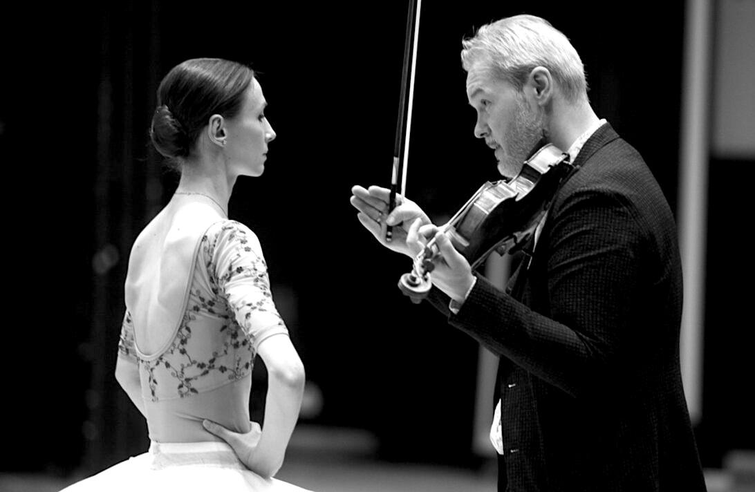 Светлану Захарову отменили во Флоренции из за угрозы успешному проведению спектакля Театр Teatro del Maggio Musicale Fiorentino отменил два показа балета Pas de deux for toes and fingers с участием балерины Светланы Захаровой и скрипача и супруга артистки Вадима Репина запланированные на 20 и 21 января Как следует из официального заявления решение принято в связи с сохраняющейся международной напряжённостью создающей атмосферу которая может поставить под угрозу успешное проведение спектакля Новые даты показов не объявлены В начале января с призывом отменить выступления Захаровой и Репина к театру и властям Флоренции обратилось Посольство Украины в Италии В обращении утверждалось что участие российских артистов известных своей лояльностью Кремлю на европейских сценах используется для репутационного отмывания России на фоне продолжающейся войны против Украины opernogobaleta отдать голос