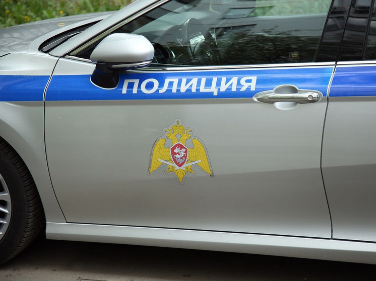 В Зеленограде монтажник укусил полицейского и сбежал Инцидент с элементами абсурда произошёл в Зеленограде: мужчина нарушал общественный порядок, не реагировал на замечания полиции и попытался скрыться. Когда стражи порядка догнали его и попытались надеть наручники, тот вцепился зубами в предплечье одного из полицейских, после чего снова сбежал. Нарушителя позже задержали. На суде он признал вину, и Зеленоградский районный суд назначил ему 10 суток ареста. Монтажник-«зубастик» — теперь в изоляторе. Полицейскому оказана помощь.