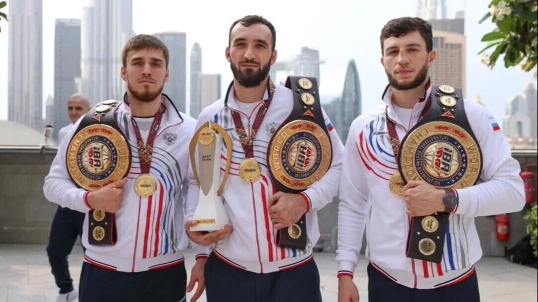 Каспийск примет турнир по профессиональному боксу IBA Pro 10 мая во Дворце спорта имени Али Алиева в Каспийске состоится международный турнир по профессиональному боксу IBA Pro Свои очередные поединки на профессиональном ринге проведут непобежденные дагестанские боксеры чемпионы мира Муслим Гаджимагомедов Шарабутдин Атаев и Джамбулат Бижамов Гаджимагомедову предстоит отстаивать чемпионский титул WBA в бою с титулованным кубинцем двукратным победителем Олимпийских игр Хулио Сесаром Ла Крусом которого он ранее побеждал на профессиональном ринге Имена соперников Атаева и Бижамова будут объявлены позднее