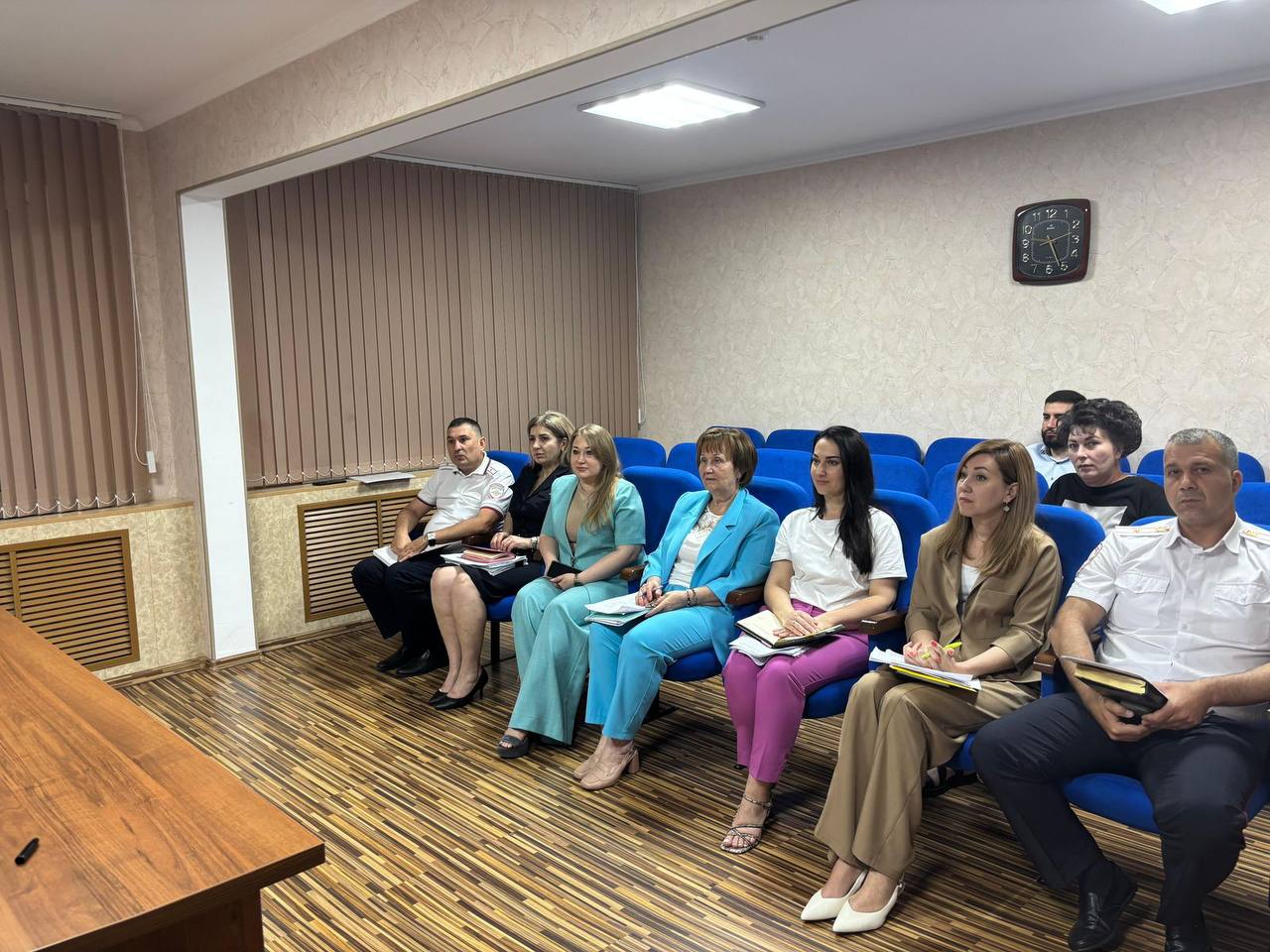 Сотрудники Госавтоинспекции г. Сочи приняли участие в рабочем совещании с главами территориальных общественных самоуправлений Лазаревского района. В ходе встречи автоинспекторы довели статистику аварийности на территории г. Сочи, в том числе с участием несовершеннолетних. Разъяснили наиболее актуальные на сегодняшний день проблемы в обеспечении безопасности дорожного движения. По результатам встречи был выработан алгоритм взаимодействия в работе по профилактике детского дорожно-транспортного травматизма, в части пресечения фактов управления авто-, мототранспортом детьми, а также проработан вопрос исключения из участия в дорожном движении водителей, управляющих транспортными средствами в состоянии опьянения.