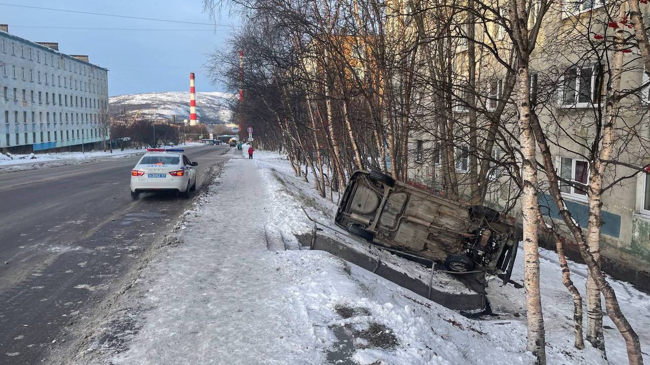 Повредивший лестницу в Мурманске водитель ВАЗа скрылся с места ДТП  По предварительным данным, около 11:45 водитель автомобиля "ВАЗ-21140" наехал на лестницу для пешеходов в районе дома №56 по улице Лобова, после чего легковушка оказалась в кювете.  Сотрудники Госавтоинспекции объявили в розыск водителя легковушки — автомобиль повредил опору лестницы.  Фото: Полиция Заполярья / ТГ    Подпишись — Вести Мурман