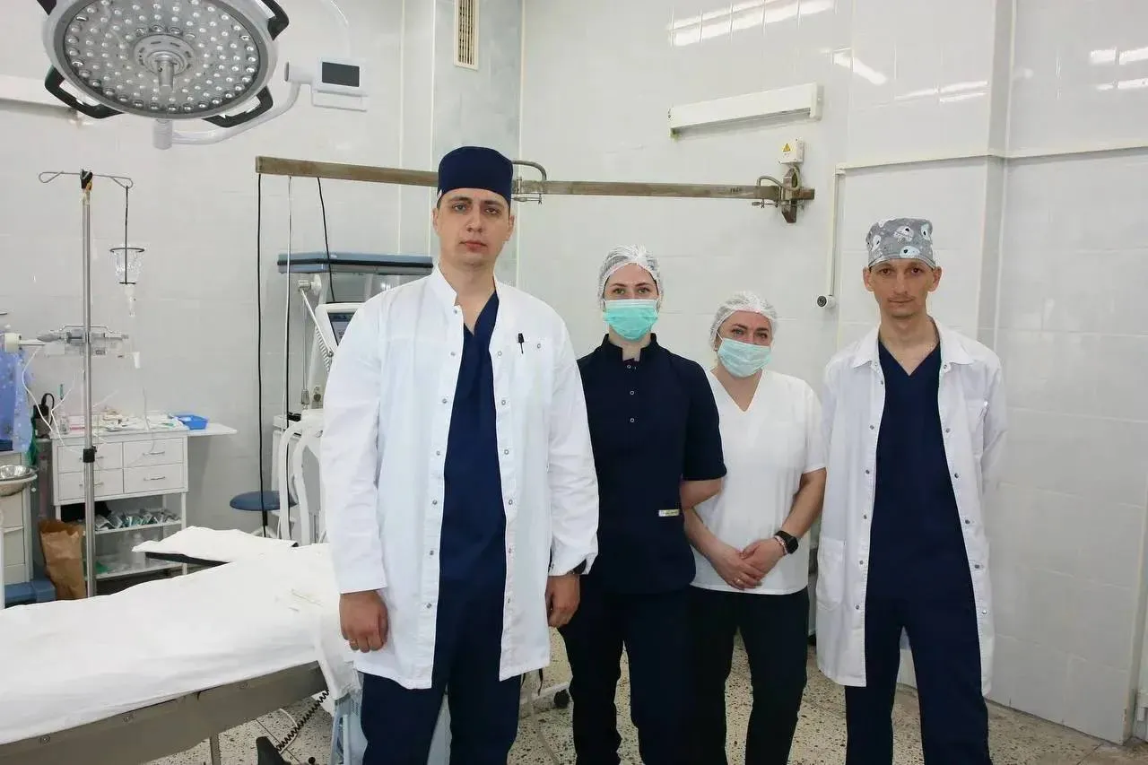 В Черняховске врачи буквально вытащили с того света 58 летнего мужчину с тяжелейшими ножевыми ранениями В Черняховске врачи буквально вытащили с того света 58 летнего мужчину с тяжелейшими ножевыми ранениями После конфликта в Нестеровском районе пострадавший получил множественные раны грудной клетки и плеча Уже в машине скорой стало ясно ранения проникающие началось сильное внутреннее кровотечение Состояние стремительно ухудшалось до областной больницы он мог просто не доехать Бригадой было принято решение срочно везти пациента в ближайшую больницу Черняховскую ЦРБ Туда он поступил уже в шоковом состоянии Врачи действовали без промедления Экстренная операция длилась больше двух часов Выяснилось что повреждены жизненно важные органы сердце лёгкое печень диафрагма У мужчины развилась тампонада сердца состояние при котором счёт идёт буквально на минуты Мы восстановили поврежденные органы дренировали брюшную и плевральные полости ушили операционные раны В настоящий момент пациент находится под контролем врачей его жизни ничего не угрожает прогноз на будущее положительный Отмечу что такого результата нам удалось добиться благодаря слаженности действий и сплоченности всей операционной бригады поделился оперировавший хирург Максим Кузнецов Сейчас пациент жив его состояние стабилизировалось прогноз благоприятный Фото минздрав региона