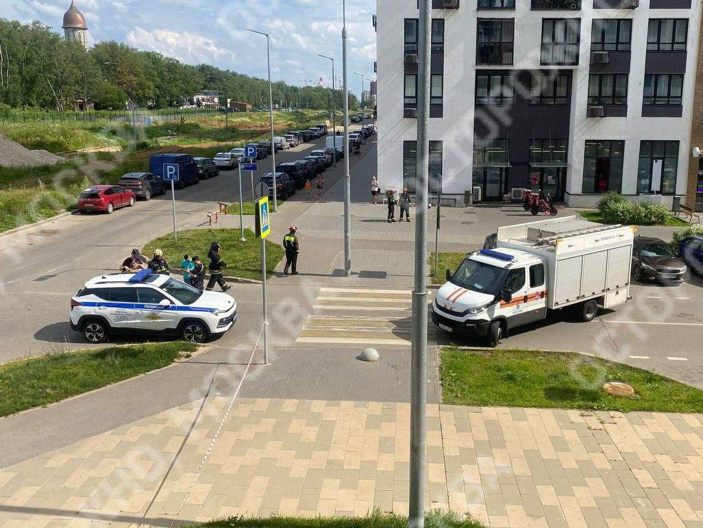 Мужчину, который угрожал скинуть гранату с балкона, задержали в Коммунарке.  Мужчина пытался сбросить похожий на гранату предмет с балкона жилого дома на улице Скандинавский бульвар. На кадрах видно, что к месту происшествия прибыли сотрудники полиции и МЧС. Сейчас движение вдоль улицы перекрыто. Предварительно, злоумышленника уже задержали.   «Он угрожал скинуть с балкона на проходящих мимо людей гранату. Но нетзвестно – настоящая она или нет», – рассказали очевидцы.  Обстоятельства случившегося уточняются.