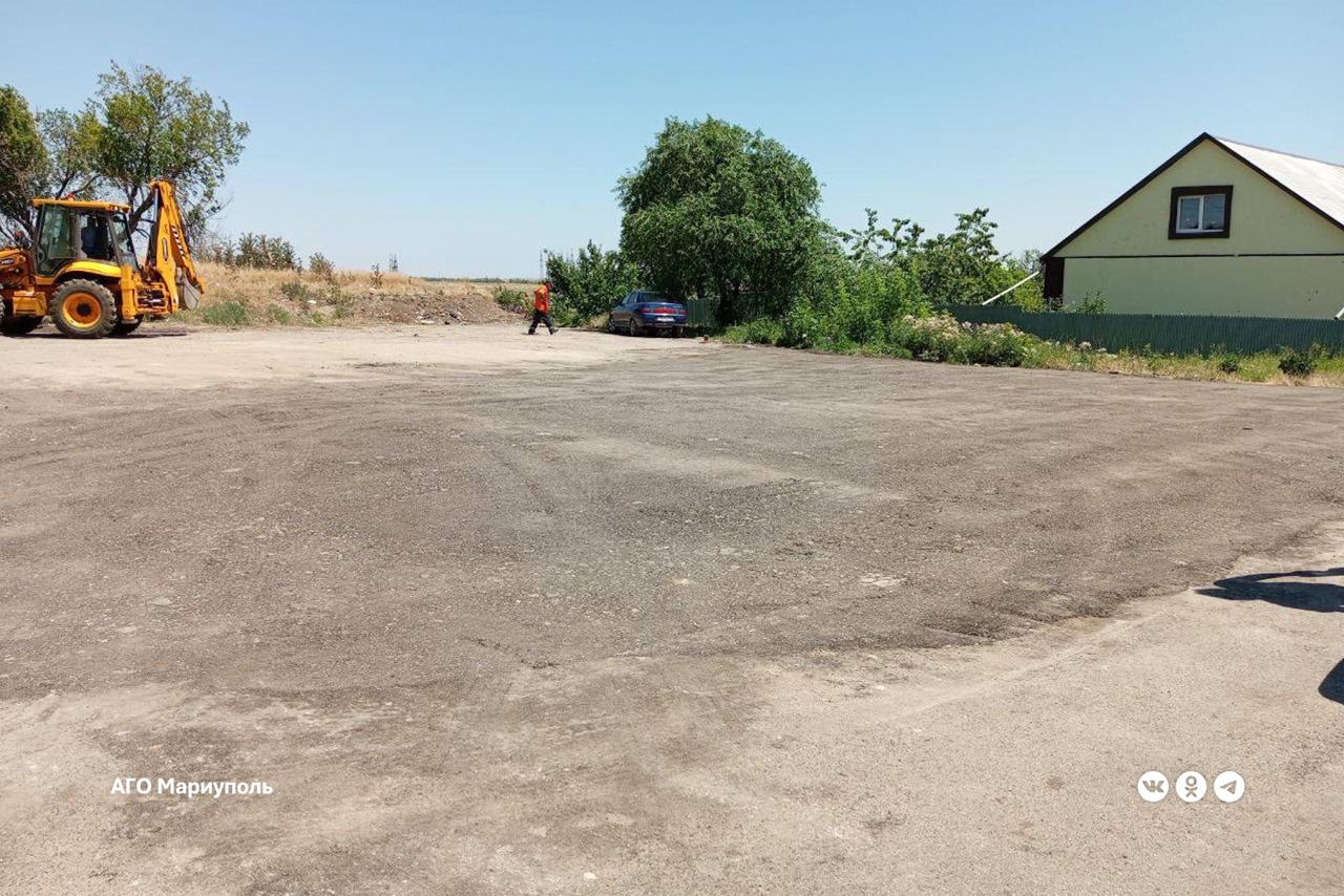 «Мариупольавтодор» благоустроил контейнерную площадку по улице Ровной На конечной остановке автобусного маршрута №15 сотрудники предприятия провели благоустройство территории, где размещены контейнеры для сбора ТКО. По поручению главы Мариупольского городского округа Антона Кольцова весь необходимый комплекс работ специалисты МУП «Мариупольавтодор» выполнили в кратчайшие сроки. Дорожники обратились к горожанам с просьбой поддерживать остановки общественного транспорта в надлежащем санитарном состоянии – не захламлять территории общего пользования бытовыми отходами и строительным мусором.