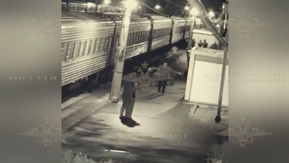 Полицейские показали момент задержания мужчины, который угрожал зарезать пассажирку поезда По информации ведомства, мужчина распылил газовый вагончик в вагоне поезда Краснодар – Москва. Затем злоумышленник стал угрожать одной пассажирок ножом. Удерживая женщину, он вышел с поезда в Россоши и потребовал дать ему беспрепятственно пересесть на другой поезд. ↗ Прислать новость Подписаться
