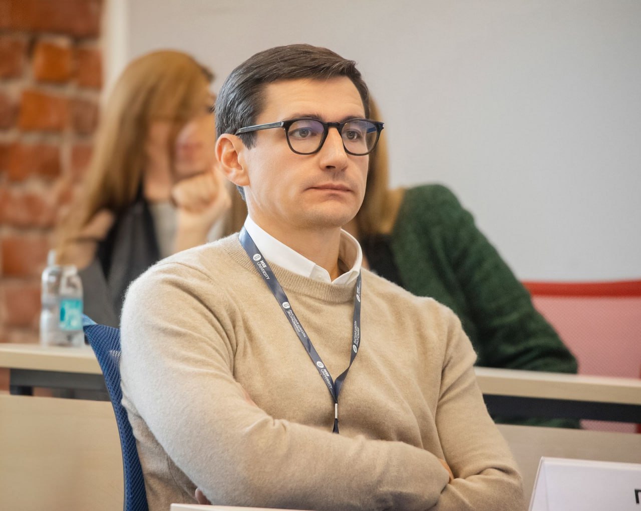 Главного коммунальщика уволили после критики Слюсаря из-за аварии на коллекторе в Шахтах  Руководителем ГУП «Управление по распределению систем водоснабжения» назначен Павел Деревянко, информирует сайт донского правительства.    «С сегодняшнего дня исполняющим обязанности гендиректора ГУП «Управление по распределению систем водоснабжения»  УРСВ  назначен Павел Деревянко. Он имеет более чем 13-летний опыт работы в финансовом секторе и сфере управления. С января 2022 года возглавлял АО «Белгородская ипотечная корпорация», управляя группой из пяти компаний», – говорится в сообщении.    Предыдущий глава УРСВ Евгений Плетменцев покинул свой пост после критики Юрия Слюсаря из-за аварии на коллекторе в Шахтах.    Глава региона обратил внимание на большое количество жалоб жителей в адрес компании. В частности, врио губернатора назвал ненадлежащей работу коммунальной организации по ликвидации подтоплений, вызванных аварией на коллекторе, и поручил подготовить кадровые решения в отношении руководства предприятия.    «Нужно менять руководство», – сказал Юрий Слюсарь на оперативном совещании в правительстве области.   Подписаться на "Новости Ростова"    Прислать новость