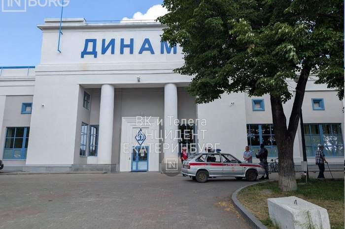 Из-за стрельбы у стадиона «Динамо» приостановлен матч по хоккею на траве Из-за стрельбы у стадиона «Динамо» в Екатеринбурге остановлен матч чемпионата России по хоккею на траве между командами «Динамо-Строитель» Екатеринбург и «Динамо-Электросталь» Московская область . Об этом сообщает издание «Сигнал. Урал». По словам очевидцев, после звуков стрельбы спортсменов и зрителей увели под трибуны. По неподтвержденной информации, неизвестный решил пострелять из пневматического оружия по птицам возле ДИВСа и случайно попал в оператора на вышке за воротами. Также сообщается, что оператор не пострадал. Тем не менее на место приехали сотрудники Росгвардии. Позже медиа-менеджер команды Сергей Сивопляс прокомментировал эту ситуацию: — Пострелять решил владелец палатки по продаже клубники. Стрелял по воробьям, но попал в оператора на вышке. Игру остановили на 15 минут, уже продолжили. Когда появилась Росгвардия, стрелявший скрылся, — уточняет «Сигнал Урал».