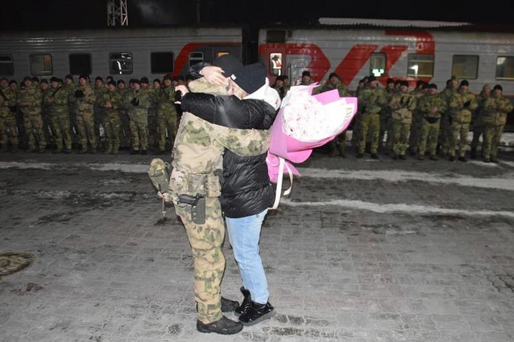 В Барнауле на вокзале боец СВО сделал предложение своей возлюбленной, сообщает КП-Барнаул.  Девушка ответила на предложение согласием. В ближайшее время в Алтайском крае ещё одна любовь перерастёт в семью.   Свадьбу молодые планируют сыграть в самое ближайшее время.    Подписаться   Прислать новость