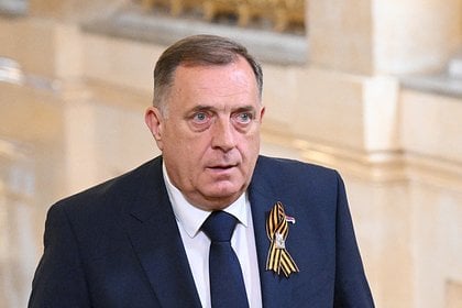 Додик захотел пригласить Путина в Баня-Луку Президент Республики Сербской Милорад Додик готов пригласить российского коллегу Владимира Путина с ответным визитом в Баня-Луку, когда это позволит сделать международная обстановка. Об этом он сказал в интервью РИА Новости. По его словам, ранее он уже приглашал Путина посетить Республику Сербскую, Баня-Луку. «Но все мы прекрасно знаем обстановку, в которой сейчас находится мир. Республика Сербская окружена странами Евросоюза и НАТО», — добавил он. В связи с этим Додик считает, что необходимо дождаться изменения глобальной ситуации и позднее вернуться к этому вопросу. «Конечно, когда глобально ситуация изменится, мы с удовольствием вернемся к этому вопросу и пригласим его. Но сейчас мы должны быть реалистами», — сказал он в интервью агентству. Ранее Додик прилетал в Москву на празднование Дня Победы наряду с другими мировыми лидерами.